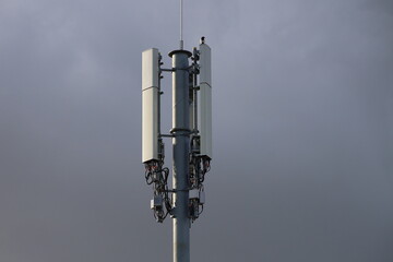 Fototapeta na wymiar Antenne relais de téléphonie mobile 4G, ville de Meyzieu, département du Rhône, France
