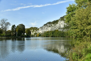 Reflet des arbres et falaises dans les eaux de la Meuse à Profondeville 