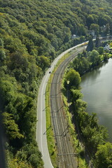 Vue en plong&eacute;e de la route et la ligne de chemin de fer Namur-Dinant entre la parois abrupte bois&eacute;e et la Meuse ,depuis les falaises du Belv&eacute;d&egrave;re &agrave; Lustin 