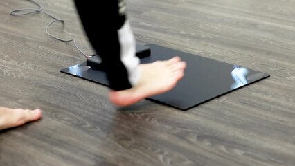 Study of the plantar footprint in dynamics through the use of a pressure platform. A man goes to a podiatry clinic to get some insoles. The man walks past the platform to analyze his footsteps.