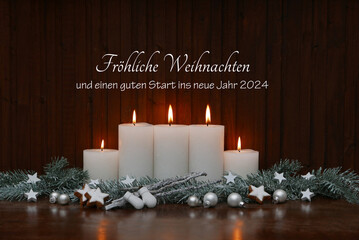 Weihnachtskarte: Romantische Weihnachtsdekoration mit weißen Kerzen, Weihnachtsschmuck...