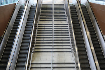 Obraz premium Top view of a large multi-level escalator and pedestrian staircase.