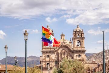 bandeiras da cidade de Cusco e do Peru, na cidade de Cusco, Peru
