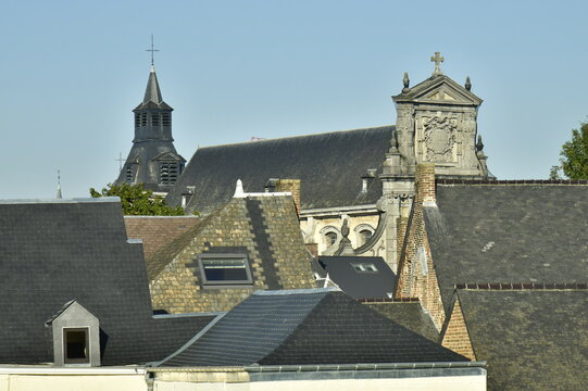 L'imposant église baroque Saint-Loup émergeant des toits de vieilles bâtisses historique au centre de Namur 