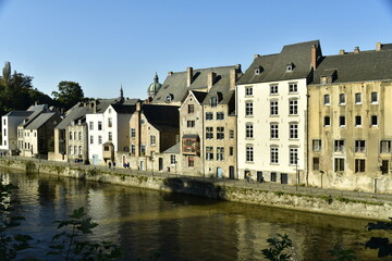 L'architecture typique et ancien des bâtiments longeant la Sambre au centre historique de Namur 