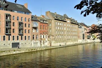 Fototapeta premium L'architecture typique et ancien des bâtiments longeant la Sambre au centre historique de Namur 