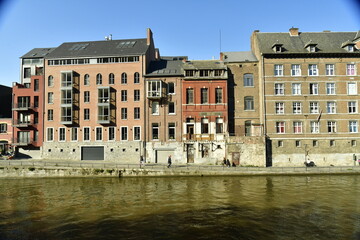 L'architecture typique et ancien des bâtiments longeant la Sambre au centre historique de Namur 