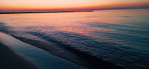 Zachód słońca nad morzem. 