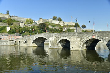 Obraz premium Le Pont de Jambes traversant la Meuse entre les deux quartiers à Namur 