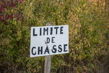 Panneau limite de chasse en bordure de bois