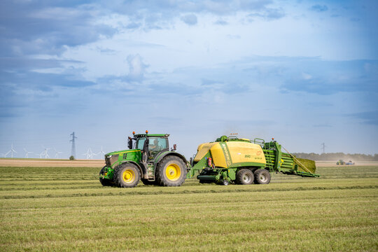 Tracteur et mat&eacute;riel agricole de la marque Krone sans un champ apr&egrave;s la moisson