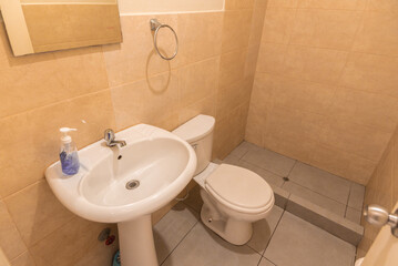 baño con retrete y ducha