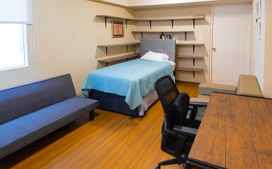 habitacion con sofa y escritorio 