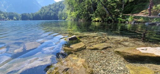 Naklejka premium Nestled amid the picturesque landscapes of the Austrian Alps, Lake Piburg enchants with its crystal-clear waters and scenic surroundings. Surrounded by lush forests and majestic mountains, the lake r