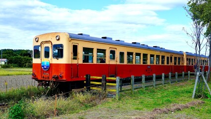 Obraz premium 小湊鉄道上総久保駅に停車する車両