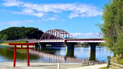 千葉県市原市の高滝湖の鳥居と加茂橋