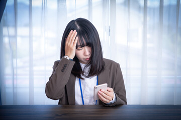 悩むビジネスウーマン　worried business woman