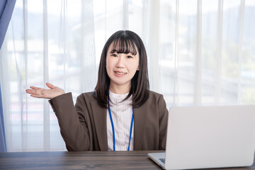 案内する受付事務員　business