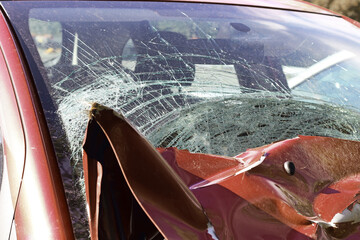 Durch einen Verkehrsunfall beschädigtes Auto mit gebrochener Windschutzscheibe