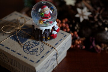 クリスマスプレゼントとスノードーム　クリスマスイメージ
