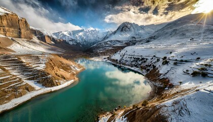 Obraz premium Panorama Hivernal d'un Lac de Montagne