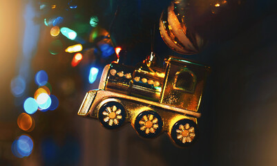 Tren festivo en ambiente navideño
