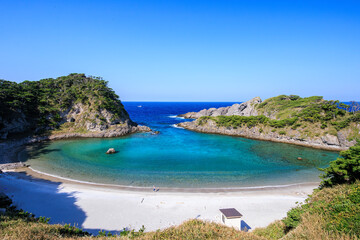 式根島の美しい泊海水浴場と沖を行く漁船。

東京都伊豆諸島式根島にて。
2023年11月1日〜5日撮影。
水中写真。

The beautiful Tomari Beach on Shikinejima and a fishing boat going offshore.

At Shikinejima, Izu Islands, Tokyo.
Photo Taken November 1-5, 