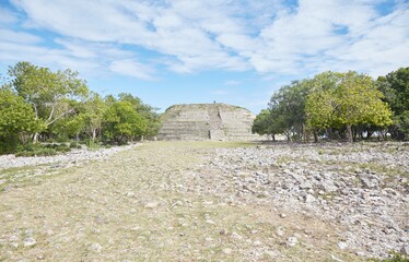 Fototapeta na wymiar The pyramid of Kinich Kak Moo in Izamal, Yucatan, Mexico