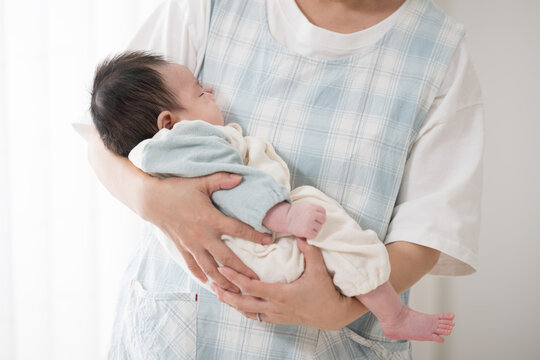赤ちゃんの出産や検診イメージ( 顔無しの助産師、ママ、保育士、保健師、に抱っこされ寝るベビー）