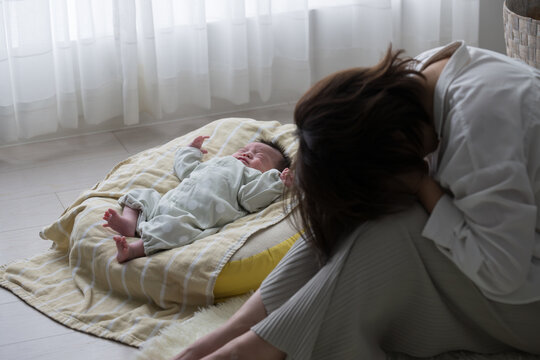 夜泣き対応で朝(夜明け)を迎えた赤ちゃんと母親の顔無し 産後鬱など落ち込むワンオペ育児のイメージ