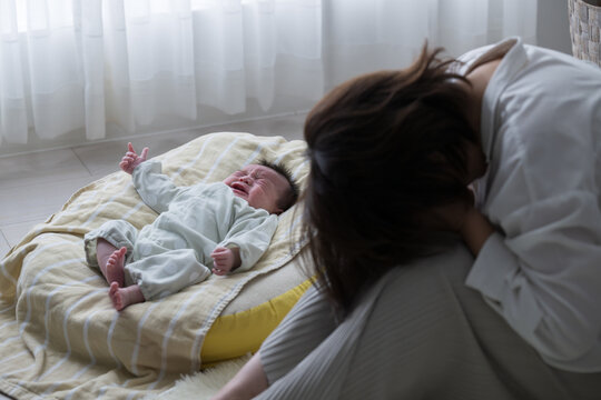 夜泣き対応で朝(夜明け)を迎えた赤ちゃんと母親の顔無し 産後鬱などワンオペ育児のイメージ