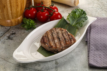 Grilled tuna medallion in the plate