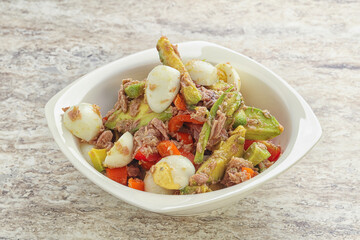 Salad with tuna and avocado