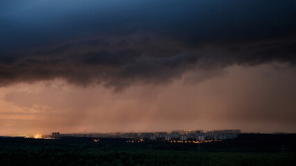Obraz premium Black clouds in the sky signal an impending thunderstorm and heavy rain.