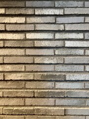 焦茶色のレンガタイルの壁