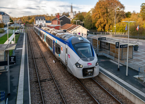 Train intercit&eacute;s r&eacute;gion Normandie &agrave; l'arr&ecirc;t en gare d'Auffay sur la ligne Sncf Rouen-Dieppe en automne. Effet de d&eacute;grad&eacute; flou Tilt-Shift