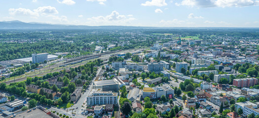 Ausblick auf Rosenheim in Oberbayern aus der Luft, Blick zum Bahnhof, wichtiger Bahnknotenpunkt im...