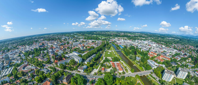 Die Stadt Rosenheim an Inn und Mangfall von oben, Blick &uuml;ber den Mangfallpark nach Osten