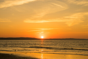 Romantyczny zachód słońca nad morzem w Świnoujściu