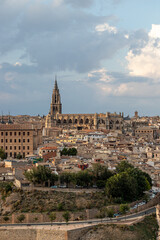 Fototapeta na wymiar Ciudad, catedral y alcázar de Toledo, España