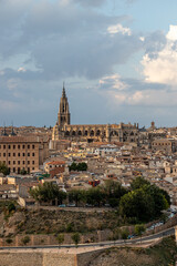 Fototapeta na wymiar Ciudad medieval, catedral y alcázar en Toledo, España