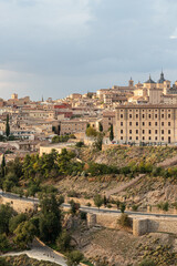 Fototapeta na wymiar Ciudad medieval y alcázar en Toledo, España