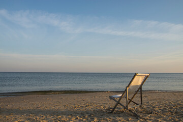 Relaks na dzikiej plaży nad morzem Bałtyckim w Międzyzdrojach  - obrazy, fototapety, plakaty