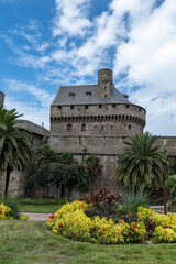 Fototapeta na wymiar Stadtmauer mit Rathaus von Saint-Malo, Bretagne