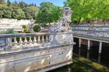 Fototapeta na wymiar centre ville de Nîmes, jardin de la fontaine, maison carrée et arènes