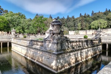 centre ville de Nîmes, jardin de la fontaine, maison carrée et arènes