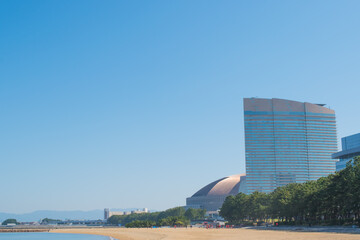 Fototapeta premium シーサイドももち浜海浜公園の砂浜と福岡ドーム周辺