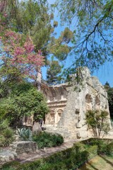 centre ville de Nîmes, jardin de la fontaine, maison carrée et arènes