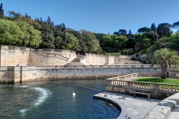 Naklejka premium centre ville de Nîmes, jardin de la fontaine, maison carrée et arènes