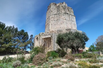 centre ville de Nîmes, jardin de la fontaine, maison carrée et arènes